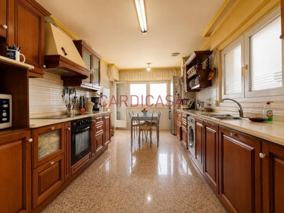 Gran vivienda familiar en Vía Norte con garaje, bodega y bonitas vistas al mar.