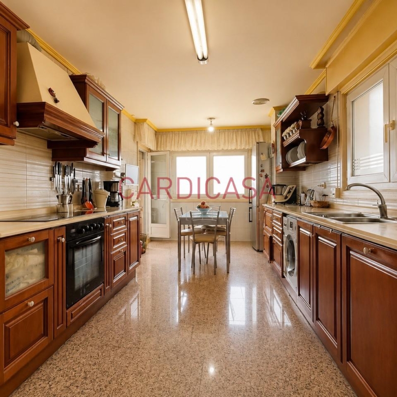 Gran vivienda familiar en Vía Norte con garaje, bodega y bonitas vistas al mar.