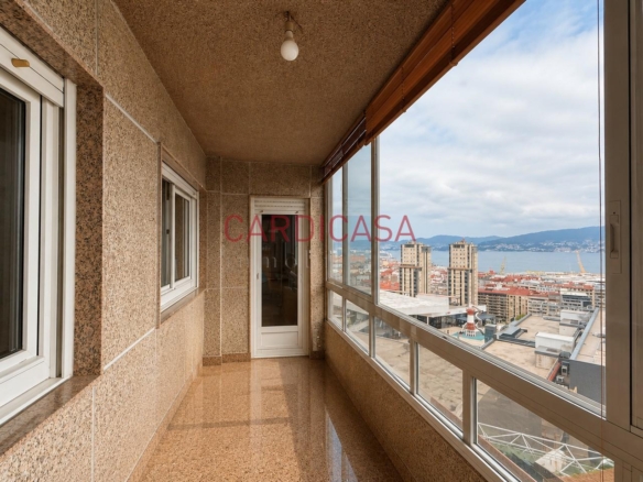 Gran vivienda familiar en Vía Norte con garaje, bodega y bonitas vistas al mar.