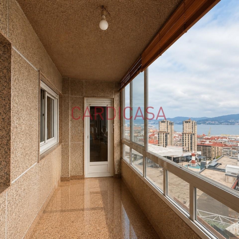 Gran vivienda familiar en Vía Norte con garaje, bodega y bonitas vistas al mar.