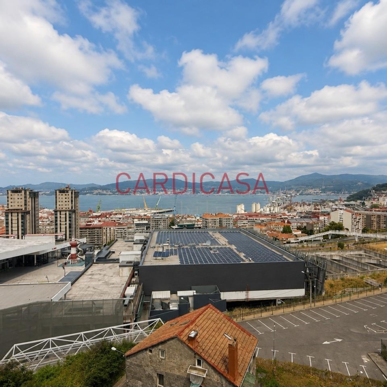 Gran vivienda familiar en Vía Norte con garaje, bodega y bonitas vistas al mar.