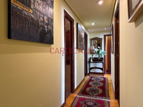 Gran vivienda familiar en Vía Norte con garaje, bodega y bonitas vistas al mar.