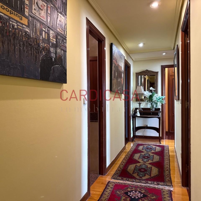 Gran vivienda familiar en Vía Norte con garaje, bodega y bonitas vistas al mar.