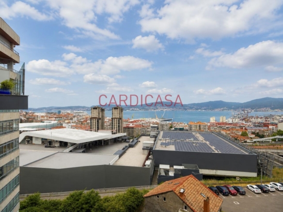 Gran vivienda familiar en Vía Norte con garaje, bodega y bonitas vistas al mar.