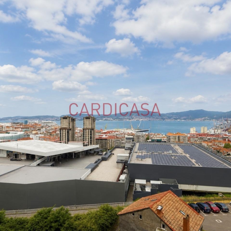 Gran vivienda familiar en Vía Norte con garaje, bodega y bonitas vistas al mar.