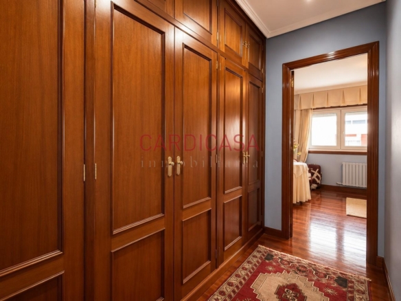 Gran vivienda familiar en Vía Norte con garaje, bodega y bonitas vistas al mar.