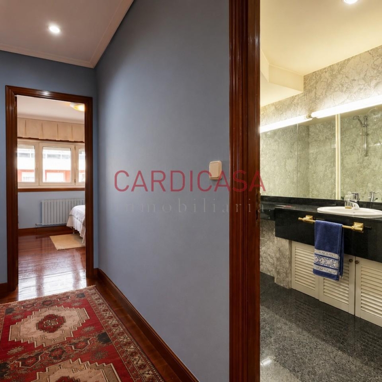 Gran vivienda familiar en Vía Norte con garaje, bodega y bonitas vistas al mar.