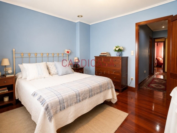 Gran vivienda familiar en Vía Norte con garaje, bodega y bonitas vistas al mar.
