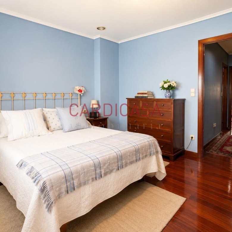 Gran vivienda familiar en Vía Norte con garaje, bodega y bonitas vistas al mar.