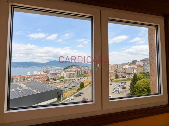 Gran vivienda familiar en Vía Norte con garaje, bodega y bonitas vistas al mar.