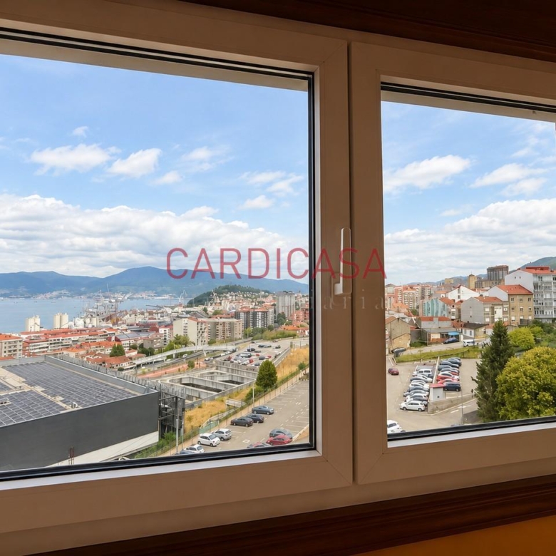 Gran vivienda familiar en Vía Norte con garaje, bodega y bonitas vistas al mar.