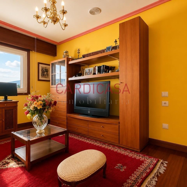 Gran vivienda familiar en Vía Norte con garaje, bodega y bonitas vistas al mar.