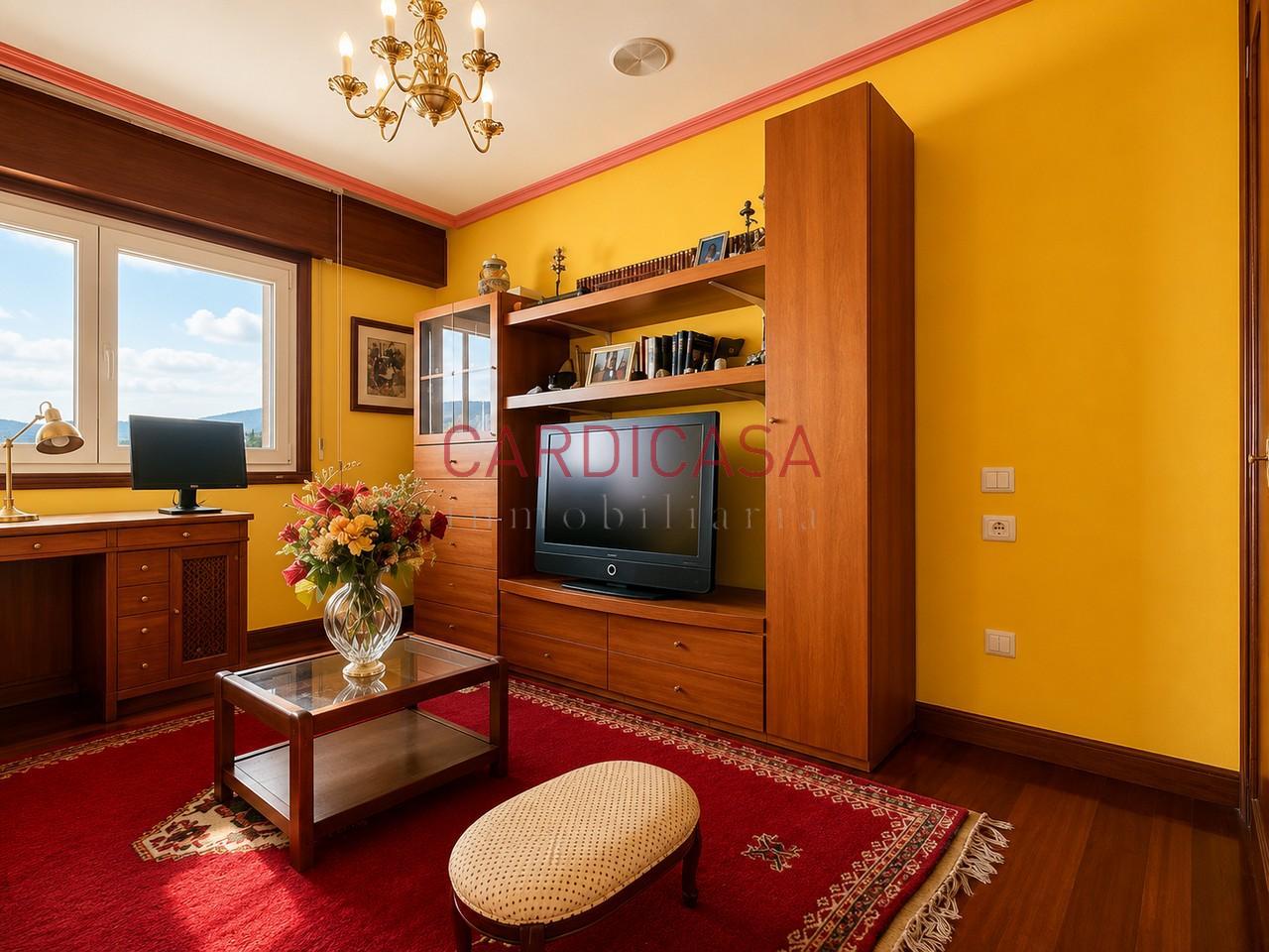 178592153482900172673_178549653205 Gran vivienda familiar en Vía Norte con garaje, bodega y bonitas vistas al mar.