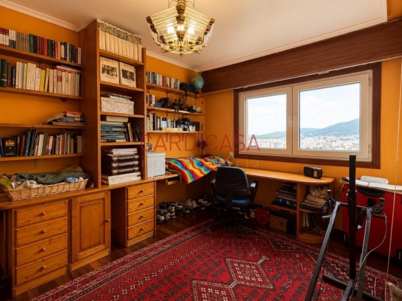 Gran vivienda familiar en Vía Norte con garaje, bodega y bonitas vistas al mar.