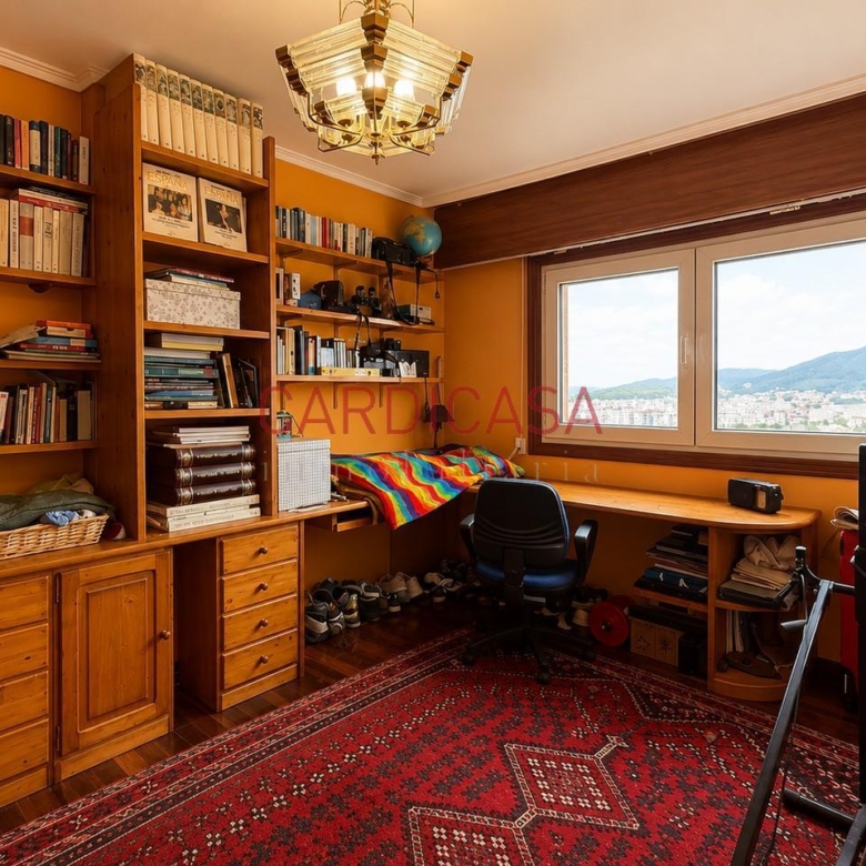 Gran vivienda familiar en Vía Norte con garaje, bodega y bonitas vistas al mar.