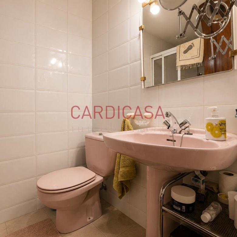 Gran vivienda familiar en Vía Norte con garaje, bodega y bonitas vistas al mar.