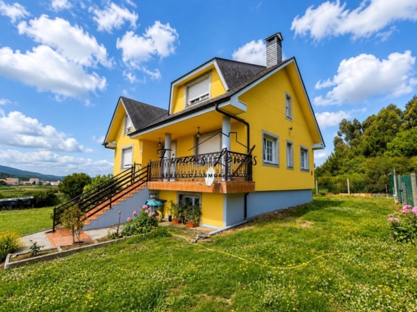 Casa / Chalet independiente en venta en Zas (A Coruña) – Lista para entrar a vivir, con finca y garaje