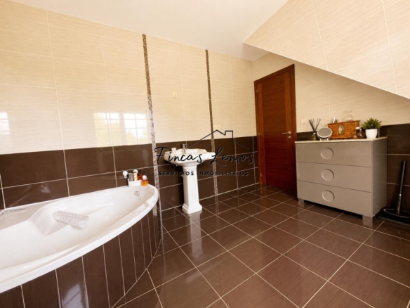 Casa / Chalet independiente en venta en Zas (A Coruña) – Lista para entrar a vivir, con finca y garaje