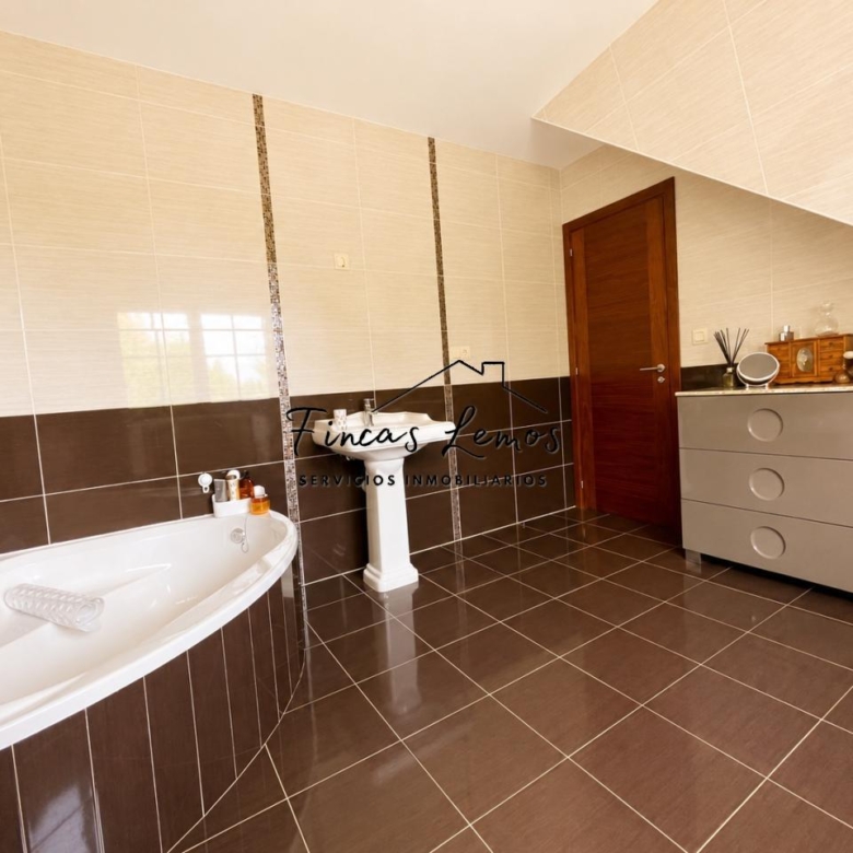 Casa / Chalet independiente en venta en Zas (A Coruña) – Lista para entrar a vivir, con finca y garaje