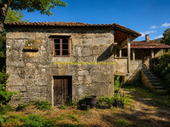 CASONA DE PIEDRA PARA REHABILITAR CON FINCA DE 3730m2