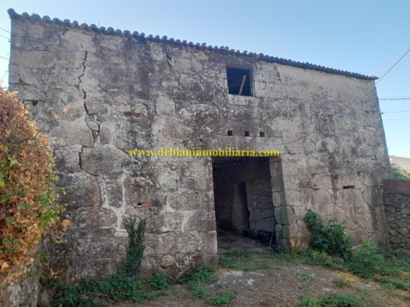CASONA DE PIEDRA PARA REHABILITAR CON FINCA DE 3730m2