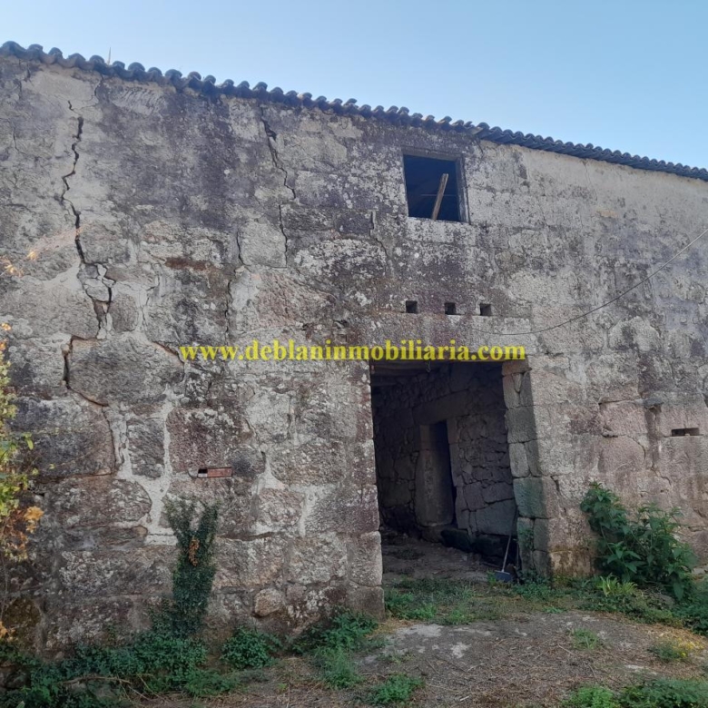CASONA DE PIEDRA PARA REHABILITAR CON FINCA DE 3730m2