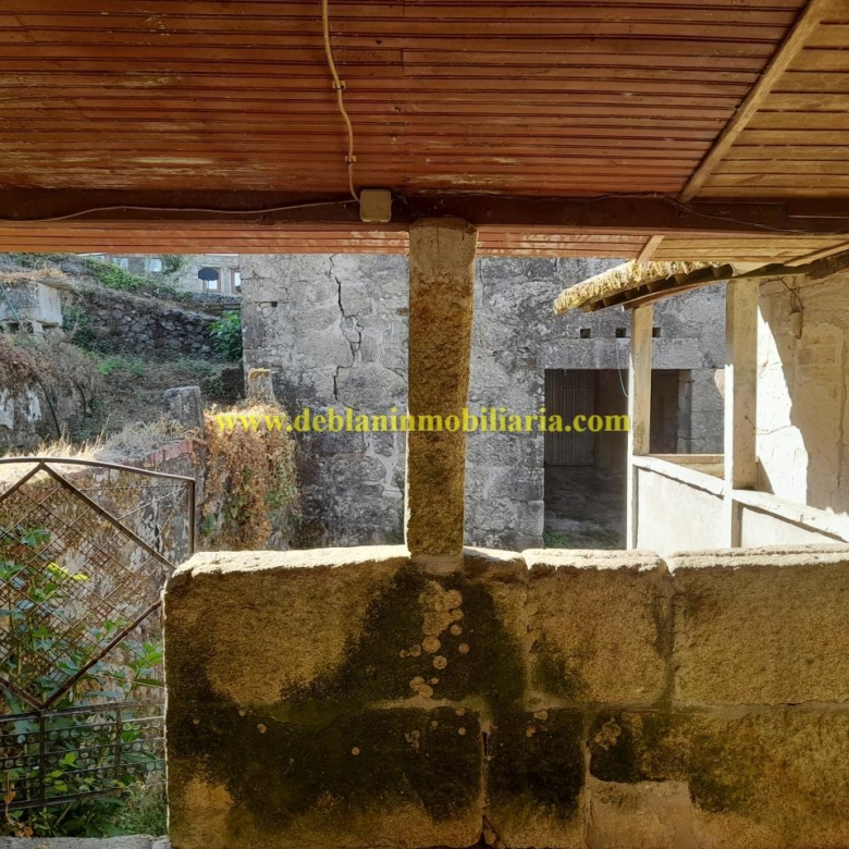 CASONA DE PIEDRA PARA REHABILITAR CON FINCA DE 3730m2