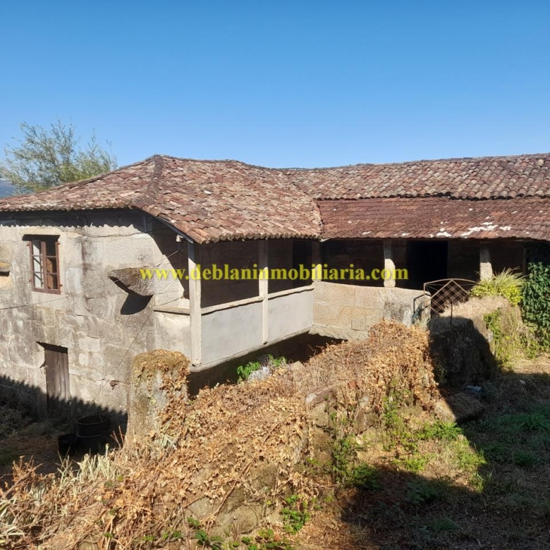 CASONA DE PIEDRA PARA REHABILITAR CON FINCA DE 3730m2