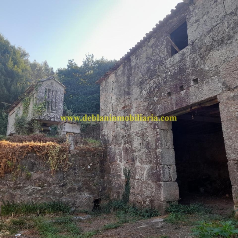 CASONA DE PIEDRA PARA REHABILITAR CON FINCA DE 3730m2