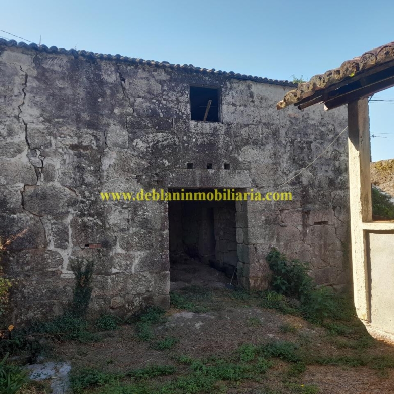 CASONA DE PIEDRA PARA REHABILITAR CON FINCA DE 3730m2