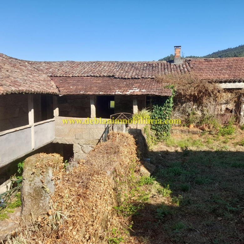 CASONA DE PIEDRA PARA REHABILITAR CON FINCA DE 3730m2