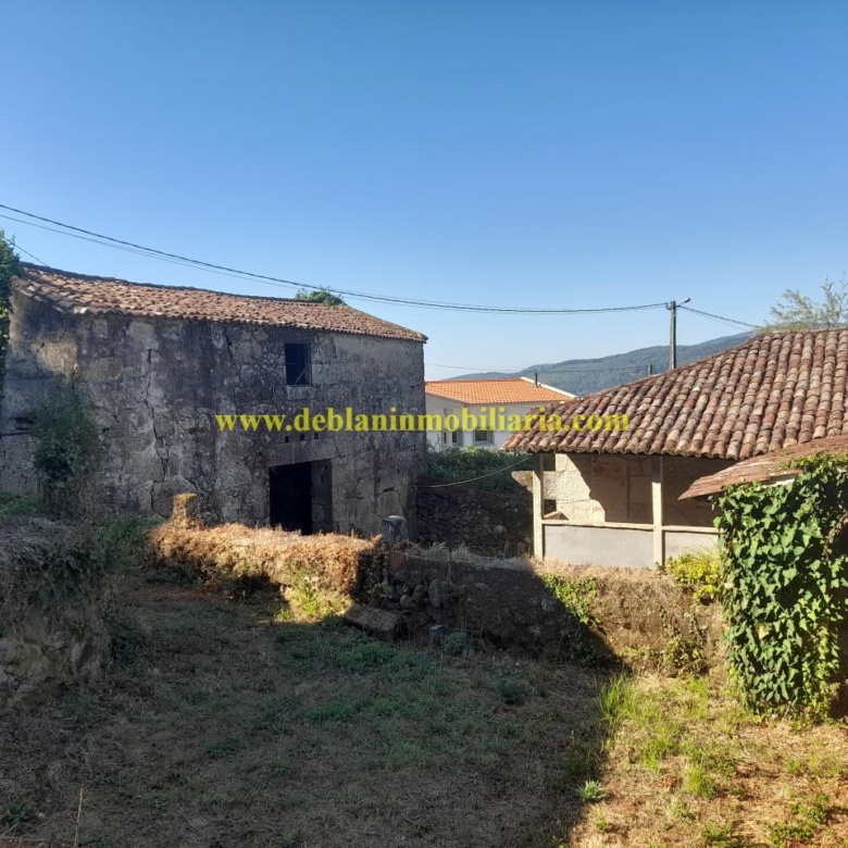 CASONA DE PIEDRA PARA REHABILITAR CON FINCA DE 3730m2