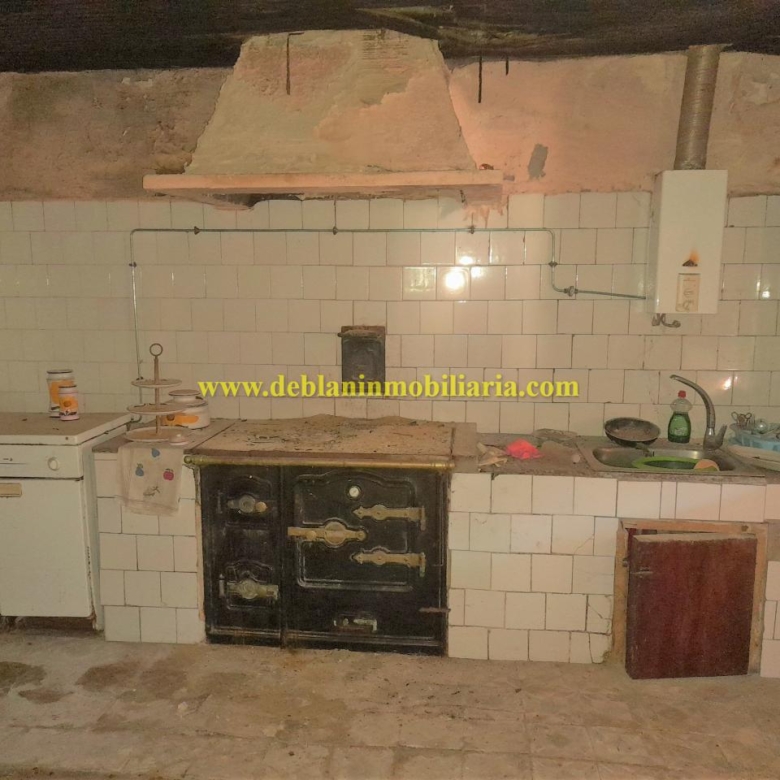 CASONA DE PIEDRA PARA REHABILITAR CON FINCA DE 3730m2