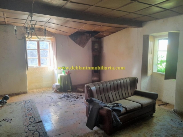 CASONA DE PIEDRA PARA REHABILITAR CON FINCA DE 3730m2