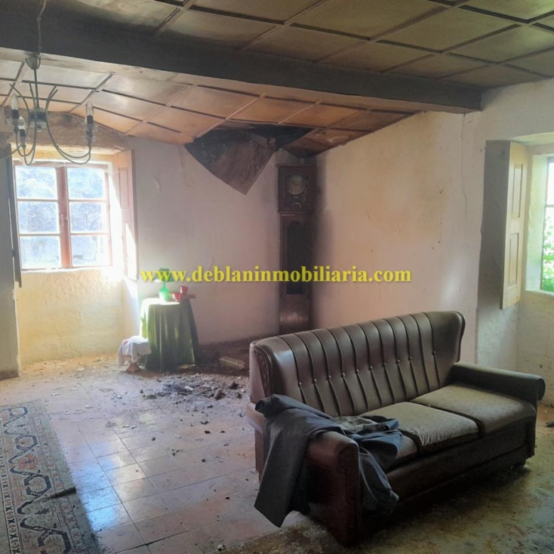 CASONA DE PIEDRA PARA REHABILITAR CON FINCA DE 3730m2