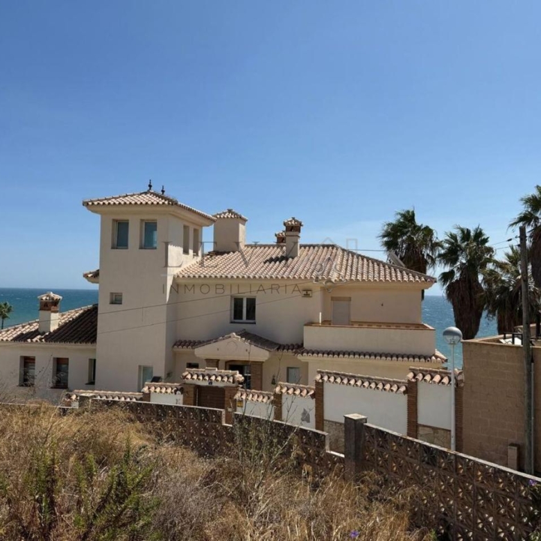 Villa  independiente frante al Mar
