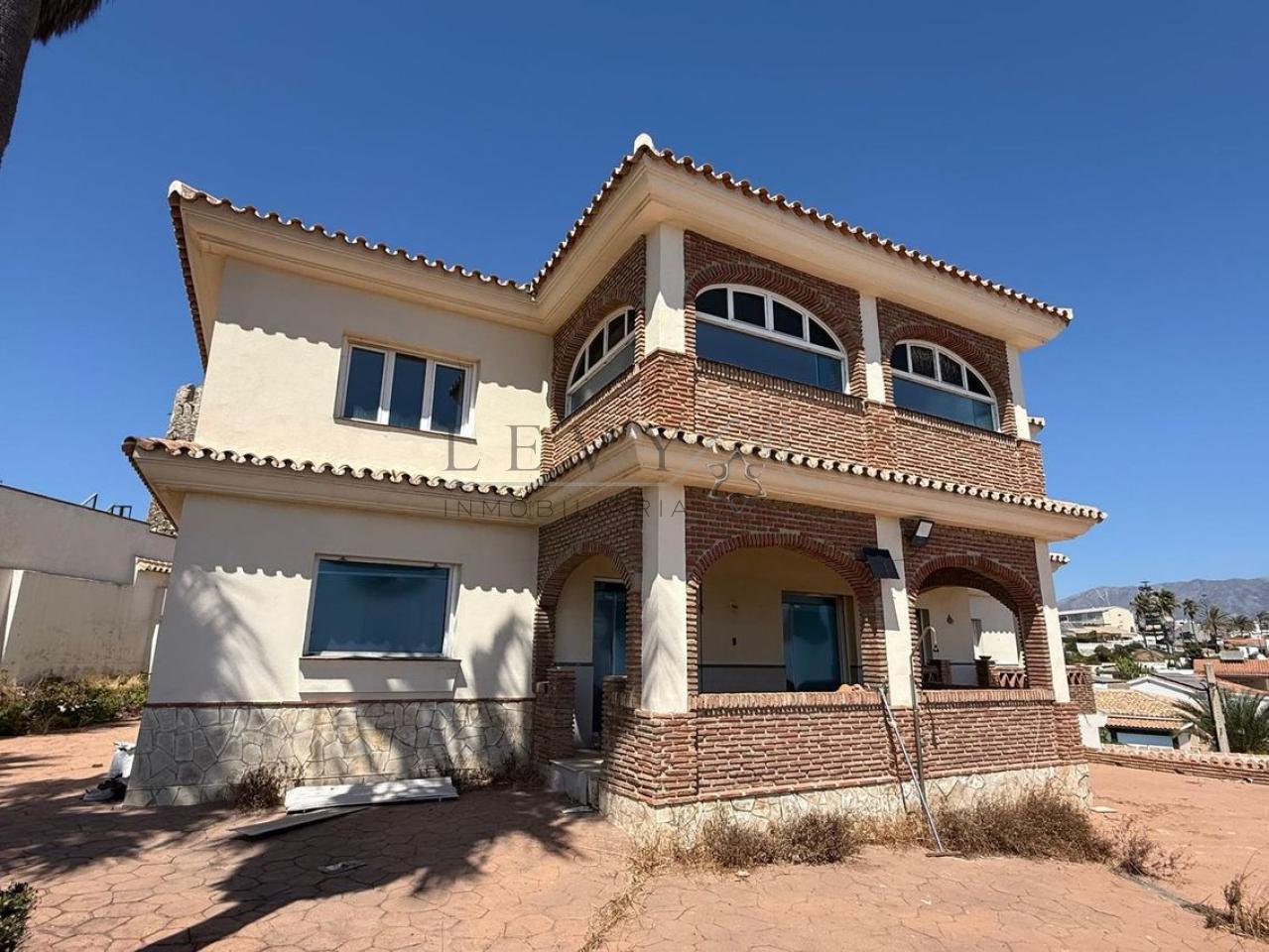 178759193411800045740_178758650255 Villa independiente frante al Mar