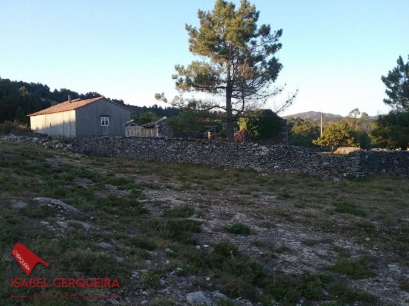 CASA HISTÓRICA DE 1900 EN OIA – 312 m² SOBRE UNA FINCA DE 5.769 m²