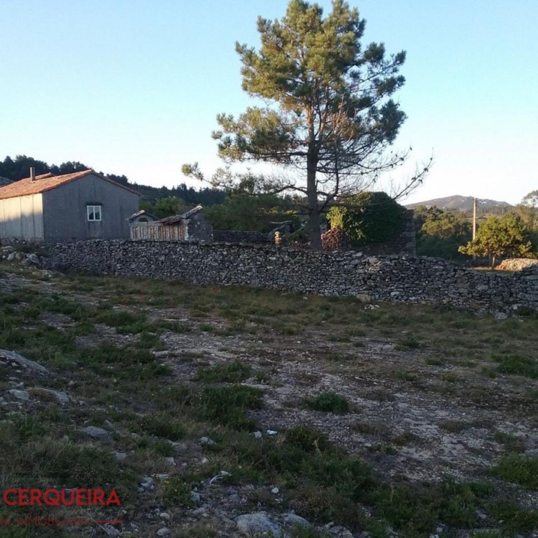 CASA HISTÓRICA DE 1900 EN OIA – 312 m² SOBRE UNA FINCA DE 5.769 m²