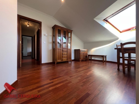 ÁTICO CON TERRAZA, GARAJE Y ASCENSOR TOTALMENTE RENOVADO EN EL CENTRO DE O ROSAL – ¡LISTO PARA ENTRAR A VIVIR!