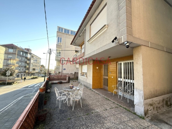 Casa con parcela en pleno casco urbano de Moaña: 300 m² de terreno, 6 dormitorios y opción de edificar en altura