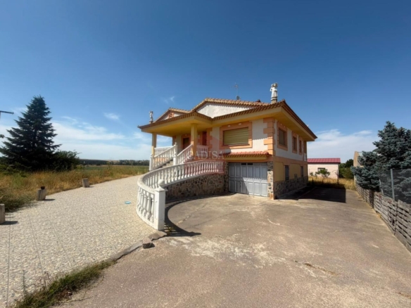 CHALETS RÚSTICOS JUNTO SANTA MARTA EN VENTA. REF C4156