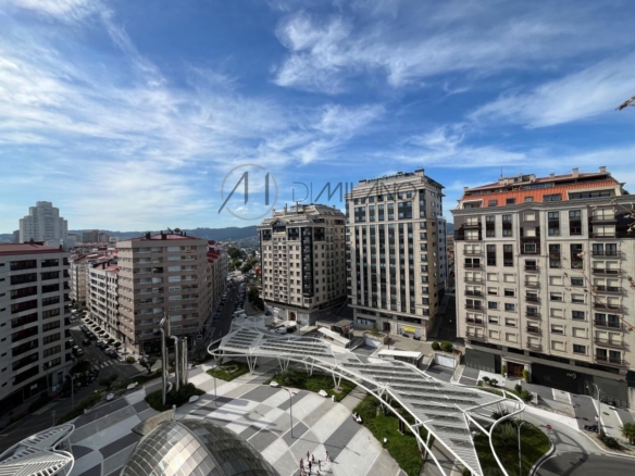 Ático dúplex en el centro de Vigo | Vistas a la ría, 5 dormitorios y 2 plazas dobles de garaje