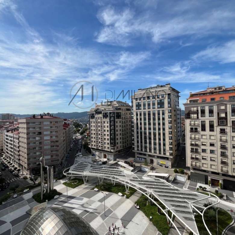 Ático dúplex en el centro de Vigo | Vistas a la ría, 5 dormitorios y 2 plazas dobles de garaje