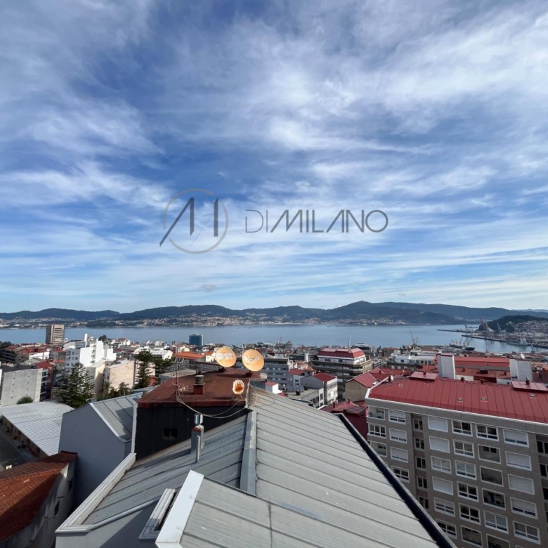 Ático dúplex en el centro de Vigo | Vistas a la ría, 5 dormitorios y 2 plazas dobles de garaje