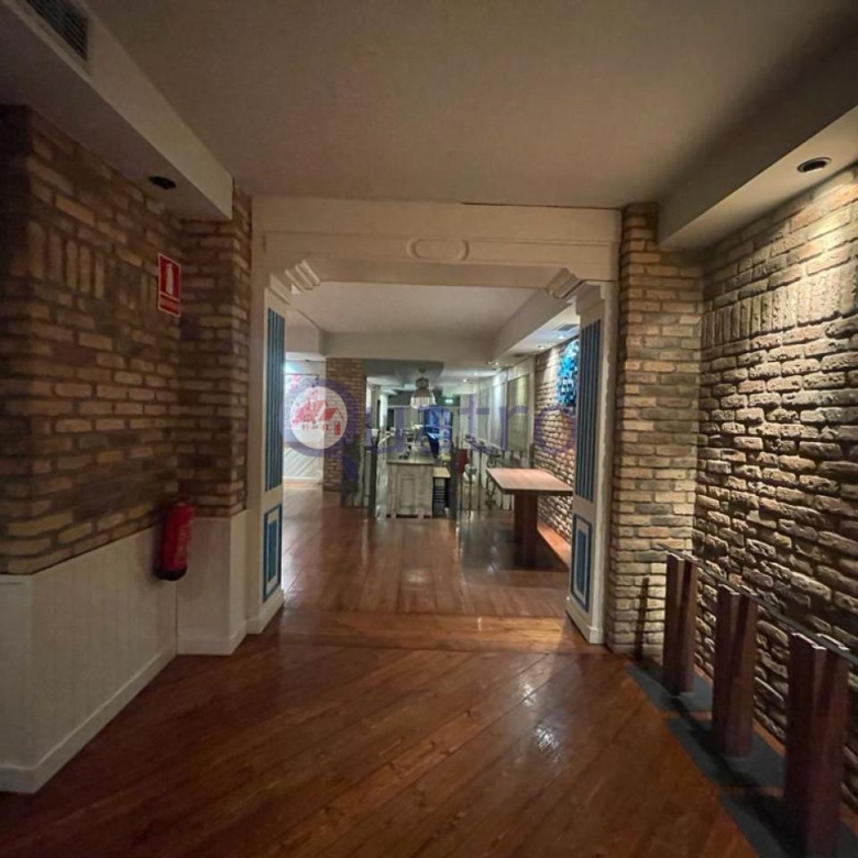 Se alquila local comercial ideal para negocio de hostelería y restauración con licencia de bar musical