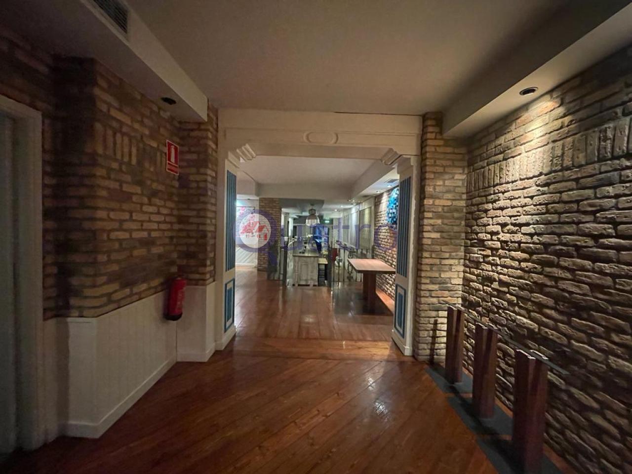 Se alquila local comercial ideal para negocio de hostelería y restauración con licencia de bar musical