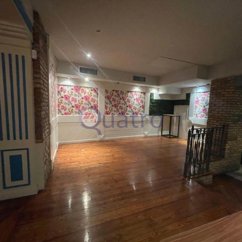 Se alquila local comercial ideal para negocio de hostelería y restauración con licencia de bar musical