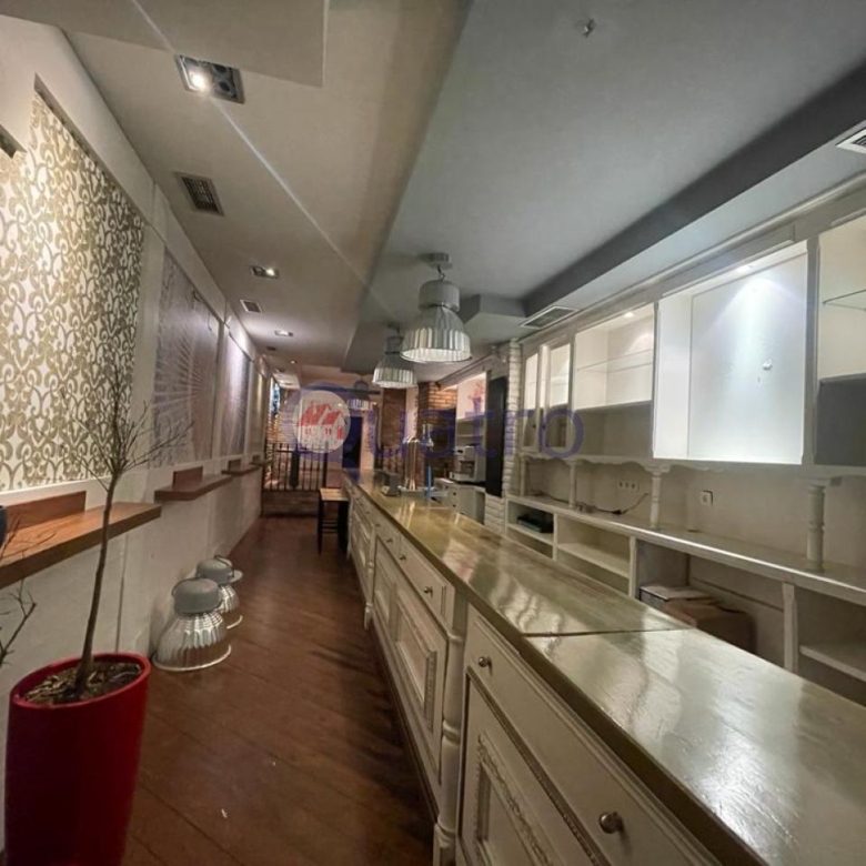 Se alquila local comercial ideal para negocio de hostelería y restauración con licencia de bar musical
