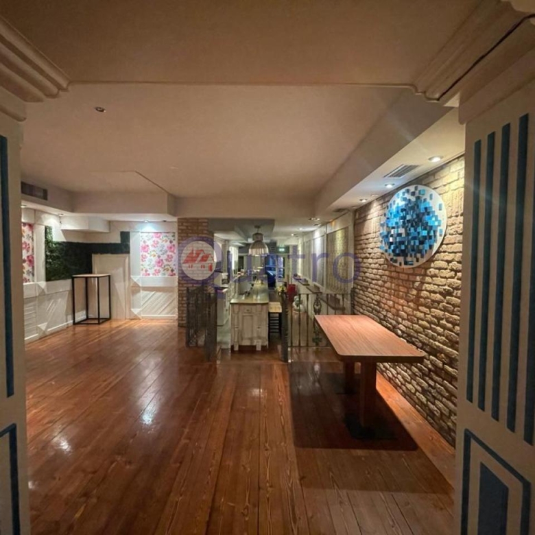 Se alquila local comercial ideal para negocio de hostelería y restauración con licencia de bar musical